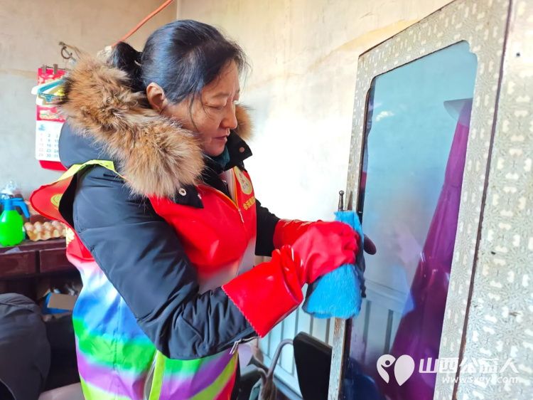 介休市敬老协会敬老爱老助老行动走进洪山镇西湛泉村入户特困老人84岁郭凌宝家中为老人打扫卫生包饺子 - 第7张 - 山西公益人 介休市敬老协会敬老爱老助老行动走进洪山镇西湛泉村入户特困老人84岁郭凌宝家中为老人打扫卫生包饺子 - 第7张