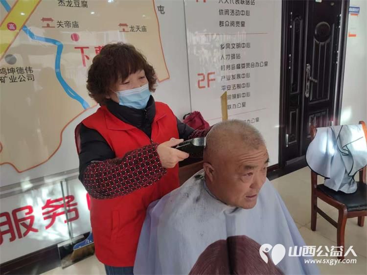 2024年12月14日介休市敬老协会敬老爱老助老行动走进洪山镇下曹麻村为老人爱心义剪理发 - 第2张 - 山西公益人 2024年12月14日介休市敬老协会敬老爱老助老行动走进洪山镇下曹麻村为老人爱心义剪理发 - 第2张