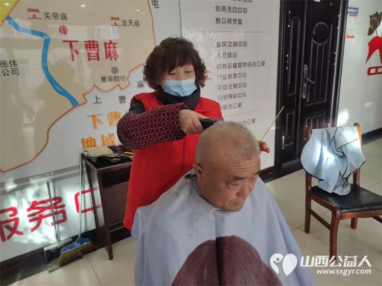 2024年12月14日介休市敬老协会敬老爱老助老行动走进洪山镇下曹麻村为老人爱心义剪理发 - 第9张 - 山西公益人 2024年12月14日介休市敬老协会敬老爱老助老行动走进洪山镇下曹麻村为老人爱心义剪理发 - 第9张
