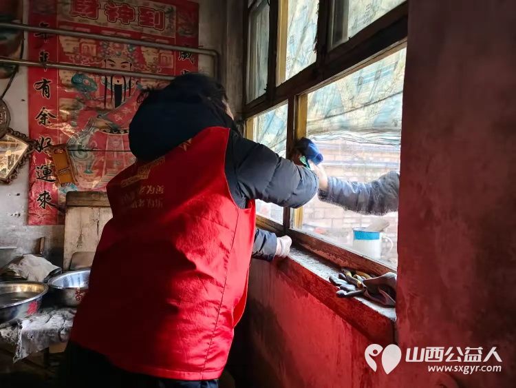 介休市敬老协会敬老爱老助老行动走进洪山镇下曹麻村入户特困老人85岁李根录家中 - 第3张 - 山西公益人 介休市敬老协会敬老爱老助老行动走进洪山镇下曹麻村入户特困老人85岁李根录家中 - 第3张