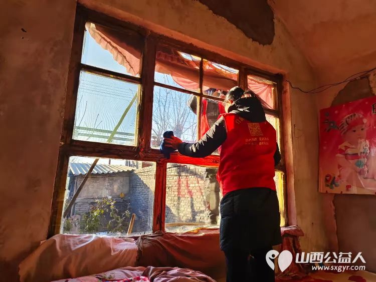 介休市敬老协会敬老爱老助老行动走进洪山镇下曹麻村入户特困老人85岁李根录家中 - 第4张 - 山西公益人 介休市敬老协会敬老爱老助老行动走进洪山镇下曹麻村入户特困老人85岁李根录家中 - 第4张