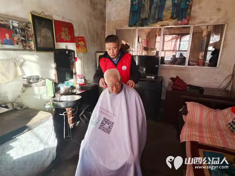 介休市敬老协会敬老爱老助老行动走进洪山镇下曹麻村入户特困老人85岁李根录家中 - 第2张 - 山西公益人 介休市敬老协会敬老爱老助老行动走进洪山镇下曹麻村入户特困老人85岁李根录家中 - 第2张