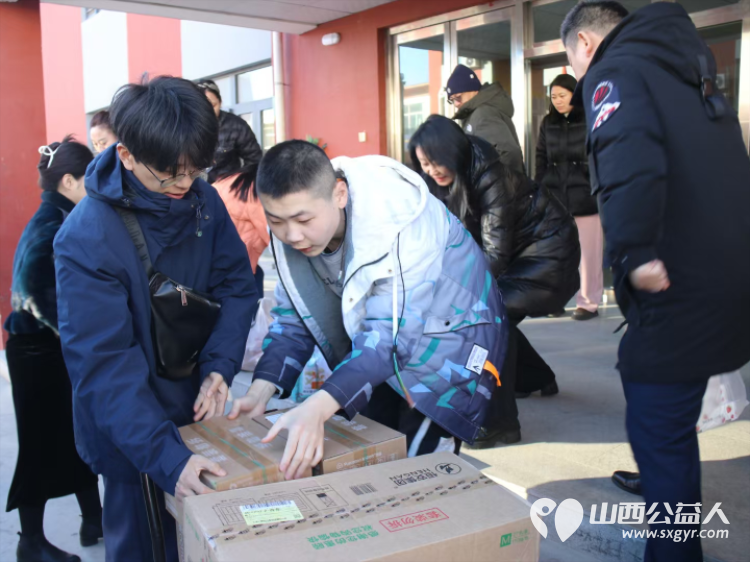 感谢大家人寿山西分公司全体员工来到灵星康复中心了解心青年的生活训练情况并认购孩子们的手工作品支持心青年创业 - 第3张 - 山西公益人 感谢大家人寿山西分公司全体员工来到灵星康复中心了解心青年的生活训练情况并认购孩子们的手工作品支持心青年创业 - 第3张