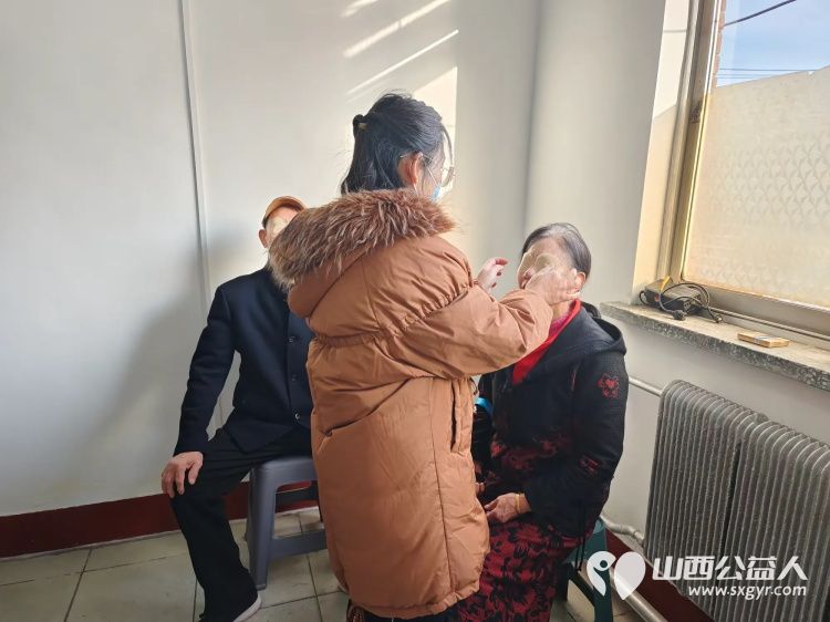 志愿服务进社区2024年12月18日介休市敬老协会走进东南街道南大街社区为社区老人爱心理发、健康义诊服务活动 - 第9张 - 山西公益人 志愿服务进社区2024年12月18日介休市敬老协会走进东南街道南大街社区为社区老人爱心理发、健康义诊服务活动 - 第9张