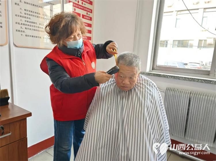 志愿服务进社区2024年12月18日介休市敬老协会走进东南街道南大街社区为社区老人爱心理发、健康义诊服务活动 - 第21张 - 山西公益人 志愿服务进社区2024年12月18日介休市敬老协会走进东南街道南大街社区为社区老人爱心理发、健康义诊服务活动 - 第21张