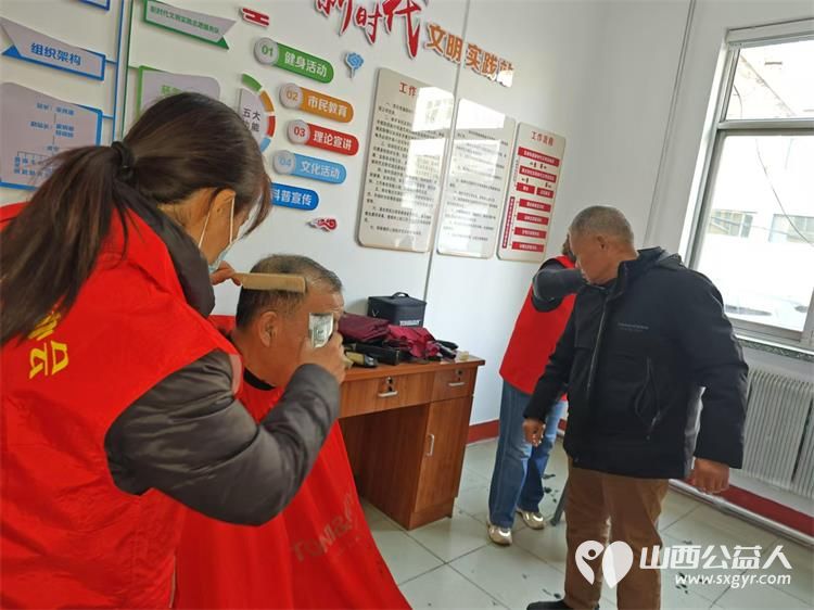 志愿服务进社区2024年12月18日介休市敬老协会走进东南街道南大街社区为社区老人爱心理发、健康义诊服务活动 - 第5张 - 山西公益人 志愿服务进社区2024年12月18日介休市敬老协会走进东南街道南大街社区为社区老人爱心理发、健康义诊服务活动 - 第5张