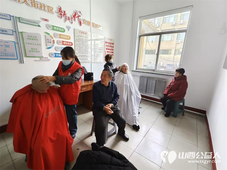 志愿服务进社区2024年12月18日介休市敬老协会走进东南街道南大街社区为社区老人爱心理发、健康义诊服务活动 - 第8张 - 山西公益人 志愿服务进社区2024年12月18日介休市敬老协会走进东南街道南大街社区为社区老人爱心理发、健康义诊服务活动 - 第8张