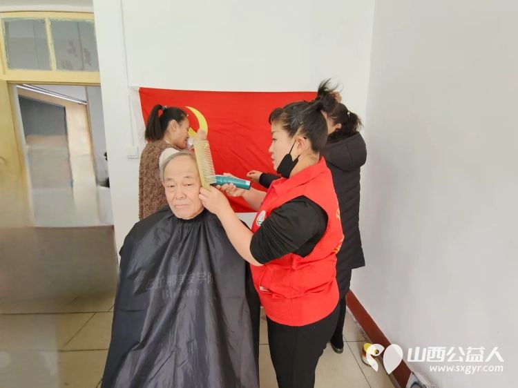 志愿服务进社区2024年12月18日介休市敬老协会走进东南街道南大街社区为社区老人爱心理发、健康义诊服务活动 - 第20张 - 山西公益人 志愿服务进社区2024年12月18日介休市敬老协会走进东南街道南大街社区为社区老人爱心理发、健康义诊服务活动 - 第20张