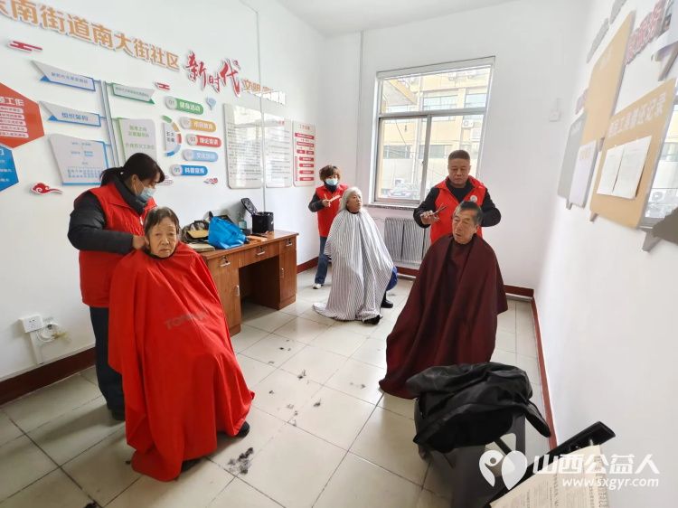 志愿服务进社区2024年12月18日介休市敬老协会走进东南街道南大街社区为社区老人爱心理发、健康义诊服务活动 - 第6张 - 山西公益人 志愿服务进社区2024年12月18日介休市敬老协会走进东南街道南大街社区为社区老人爱心理发、健康义诊服务活动 - 第6张