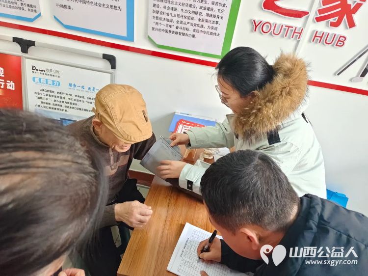 志愿服务进社区2024年12月18日介休市敬老协会走进东南街道南大街社区为社区老人爱心理发、健康义诊服务活动 - 第13张 - 山西公益人 志愿服务进社区2024年12月18日介休市敬老协会走进东南街道南大街社区为社区老人爱心理发、健康义诊服务活动 - 第13张