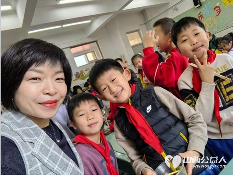 让饺子开出花儿​——记晋源区第八实验小学冬至包饺子活动​ - 第2张