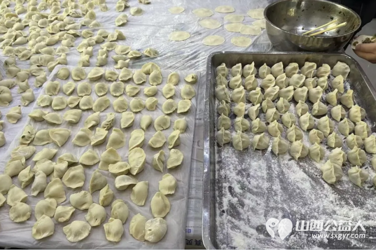 冬至至善饺香暖一线饺韵融情传递正能量 长治市正能量公益协会携手志愿者团队一队、颐龙湾社区志愿服务站、火车站社区志愿服务站举办了冬至包饺子志愿服务活动 - 第17张 - 山西公益人 冬至至善饺香暖一线饺韵融情传递正能量 长治市正能量公益协会携手志愿者团队一队、颐龙湾社区志愿服务站、火车站社区志愿服务站举办了冬至包饺子志愿服务活动 - 第17张