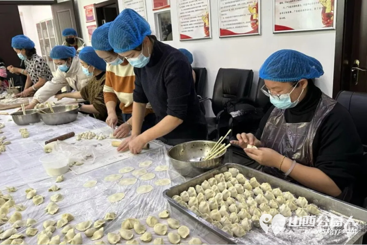 冬至至善饺香暖一线饺韵融情传递正能量 长治市正能量公益协会携手志愿者团队一队、颐龙湾社区志愿服务站、火车站社区志愿服务站举办了冬至包饺子志愿服务活动 - 第14张 - 山西公益人 冬至至善饺香暖一线饺韵融情传递正能量 长治市正能量公益协会携手志愿者团队一队、颐龙湾社区志愿服务站、火车站社区志愿服务站举办了冬至包饺子志愿服务活动 - 第14张