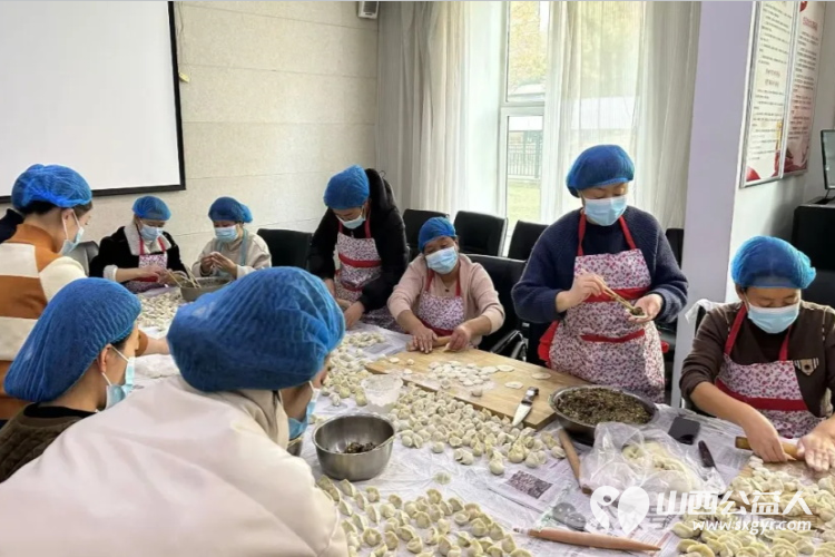 冬至至善饺香暖一线饺韵融情传递正能量 长治市正能量公益协会携手志愿者团队一队、颐龙湾社区志愿服务站、火车站社区志愿服务站举办了冬至包饺子志愿服务活动 - 第13张 - 山西公益人 冬至至善饺香暖一线饺韵融情传递正能量 长治市正能量公益协会携手志愿者团队一队、颐龙湾社区志愿服务站、火车站社区志愿服务站举办了冬至包饺子志愿服务活动 - 第13张