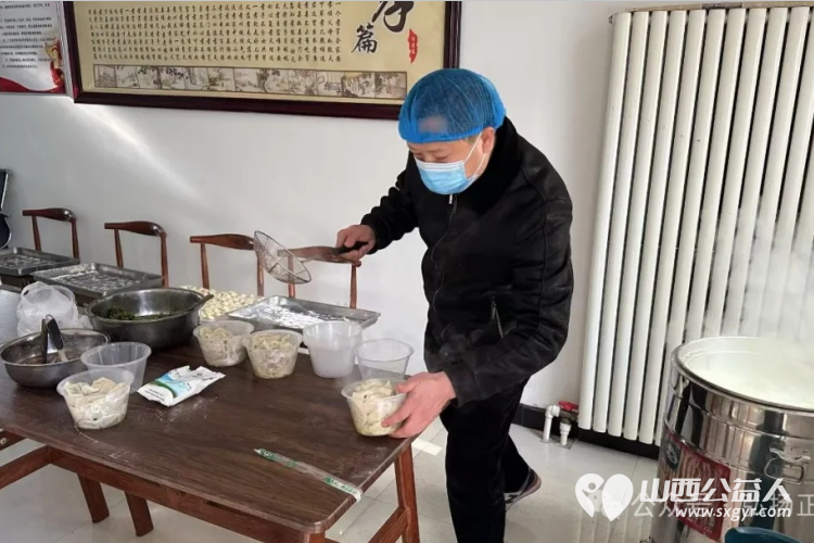 冬至至善饺香暖一线饺韵融情传递正能量 长治市正能量公益协会携手志愿者团队一队、颐龙湾社区志愿服务站、火车站社区志愿服务站举办了冬至包饺子志愿服务活动 - 第7张 - 山西公益人 冬至至善饺香暖一线饺韵融情传递正能量 长治市正能量公益协会携手志愿者团队一队、颐龙湾社区志愿服务站、火车站社区志愿服务站举办了冬至包饺子志愿服务活动 - 第7张