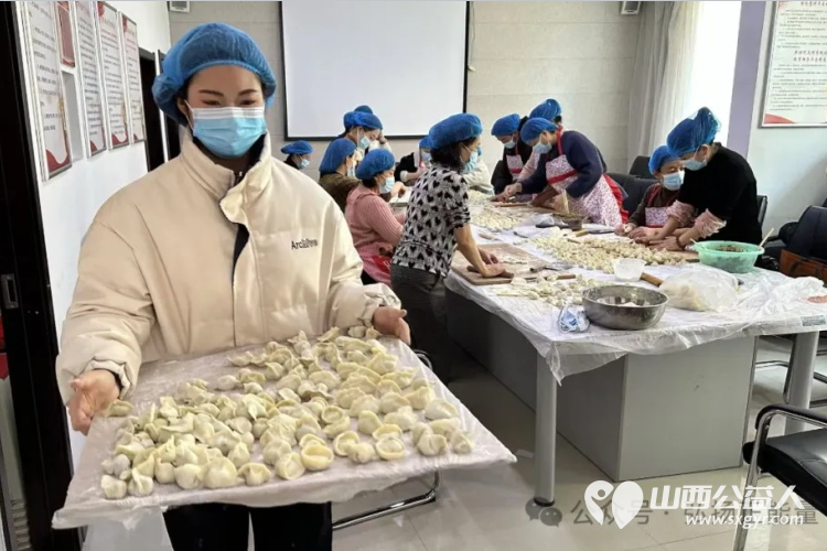 冬至至善饺香暖一线饺韵融情传递正能量 长治市正能量公益协会携手志愿者团队一队、颐龙湾社区志愿服务站、火车站社区志愿服务站举办了冬至包饺子志愿服务活动 - 第11张 - 山西公益人 冬至至善饺香暖一线饺韵融情传递正能量 长治市正能量公益协会携手志愿者团队一队、颐龙湾社区志愿服务站、火车站社区志愿服务站举办了冬至包饺子志愿服务活动 - 第11张