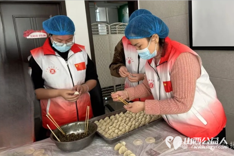 冬至至善饺香暖一线饺韵融情传递正能量 长治市正能量公益协会携手志愿者团队一队、颐龙湾社区志愿服务站、火车站社区志愿服务站举办了冬至包饺子志愿服务活动 - 第4张 - 山西公益人 冬至至善饺香暖一线饺韵融情传递正能量 长治市正能量公益协会携手志愿者团队一队、颐龙湾社区志愿服务站、火车站社区志愿服务站举办了冬至包饺子志愿服务活动 - 第4张