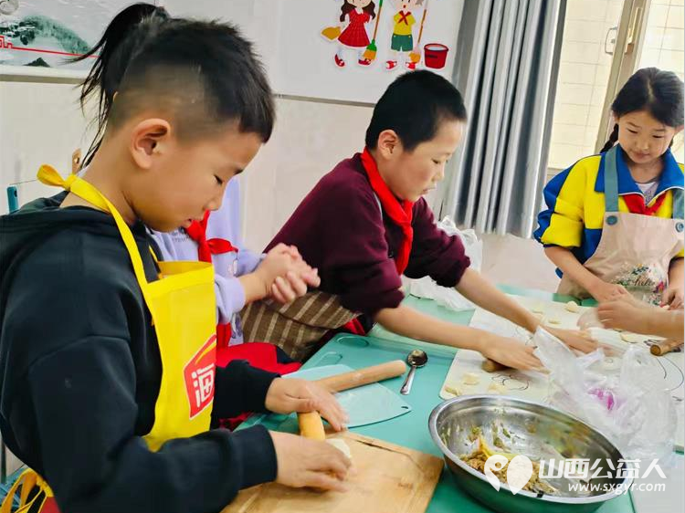 “让饺子开出花”----晋源区第八实验小学校三(4)中队举办冬至包饺子送温暖活动让这个传统节日变得格外温馨 - 第7张 - 山西公益人 “让饺子开出花”----晋源区第八实验小学校三(4)中队举办冬至包饺子送温暖活动让这个传统节日变得格外温馨 - 第7张