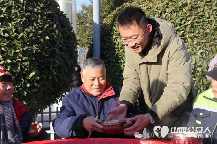 冬至暖人心饺子传真情 盐湖区第一时间志愿者协会主办冬至志愿服务活动快递员等新就业群体以及环卫工人们共度这一传统节日感受冬日里的温暖与关怀 - 第7张
