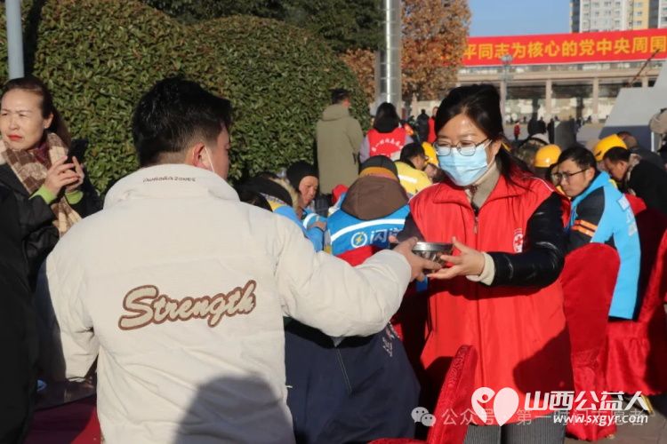 冬至暖人心饺子传真情 盐湖区第一时间志愿者协会主办冬至志愿服务活动快递员等新就业群体以及环卫工人们共度这一传统节日感受冬日里的温暖与关怀 - 第4张