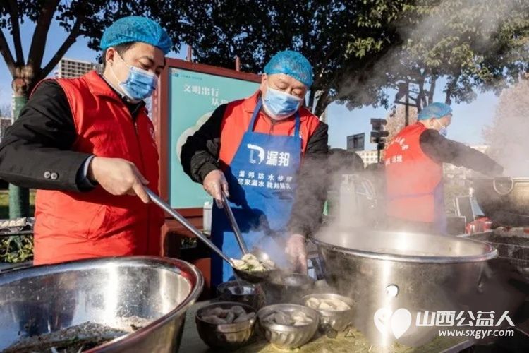冬至暖人心饺子传真情 盐湖区第一时间志愿者协会主办冬至志愿服务活动快递员等新就业群体以及环卫工人们共度这一传统节日感受冬日里的温暖与关怀 - 第2张