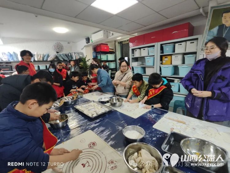 冬至绘梦残健融饺香情暖艺韵浓 太原市小桔灯小志愿者们走进太原市安健儿公益服务中心与中心的残障孩子们共同举办了一场以冬至为主题的活动 - 第11张 - 山西公益人 冬至绘梦残健融饺香情暖艺韵浓 太原市小桔灯小志愿者们走进太原市安健儿公益服务中心与中心的残障孩子们共同举办了一场以冬至为主题的活动 - 第11张