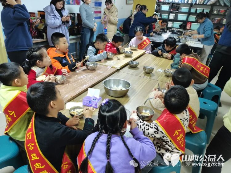 冬至绘梦残健融饺香情暖艺韵浓 太原市小桔灯小志愿者们走进太原市安健儿公益服务中心与中心的残障孩子们共同举办了一场以冬至为主题的活动 - 第10张 - 山西公益人 冬至绘梦残健融饺香情暖艺韵浓 太原市小桔灯小志愿者们走进太原市安健儿公益服务中心与中心的残障孩子们共同举办了一场以冬至为主题的活动 - 第10张