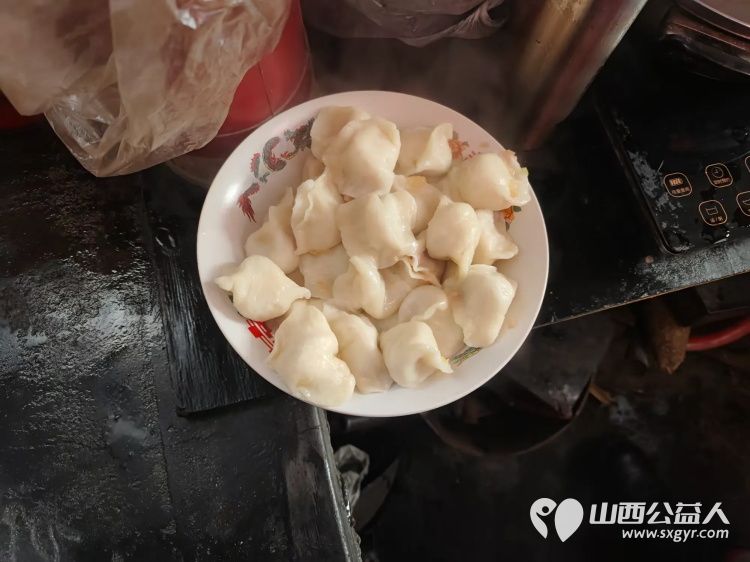 介休市义安镇白家堡村特困老人83岁傅万善家中介休市敬老协会志愿者正在为老人擦玻璃打扫卫生包饺子 - 第10张 - 山西公益人 介休市义安镇白家堡村特困老人83岁傅万善家中介休市敬老协会志愿者正在为老人擦玻璃打扫卫生包饺子 - 第10张