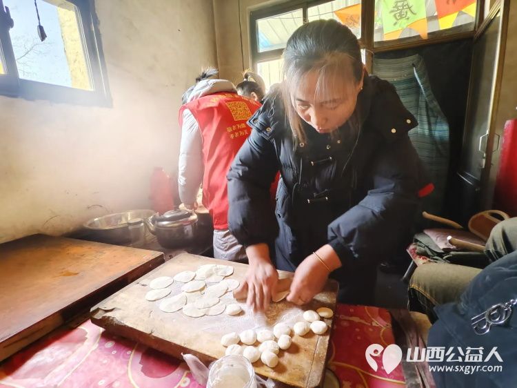 介休市义安镇白家堡村特困老人83岁傅万善家中介休市敬老协会志愿者正在为老人擦玻璃打扫卫生包饺子 - 第8张 - 山西公益人 介休市义安镇白家堡村特困老人83岁傅万善家中介休市敬老协会志愿者正在为老人擦玻璃打扫卫生包饺子 - 第8张