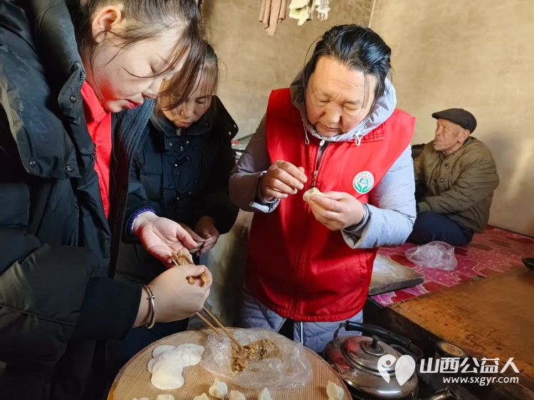 介休市义安镇白家堡村特困老人83岁傅万善家中介休市敬老协会志愿者正在为老人擦玻璃打扫卫生包饺子 - 第7张 - 山西公益人 介休市义安镇白家堡村特困老人83岁傅万善家中介休市敬老协会志愿者正在为老人擦玻璃打扫卫生包饺子 - 第7张