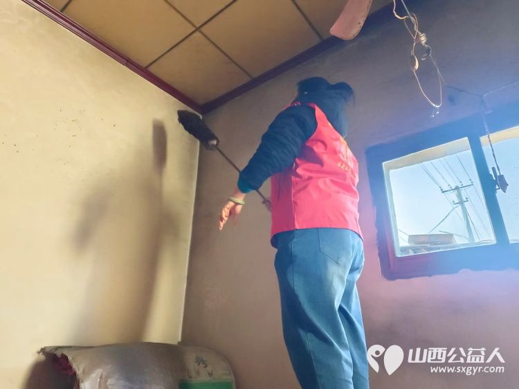 介休市义安镇白家堡村特困老人83岁傅万善家中介休市敬老协会志愿者正在为老人擦玻璃打扫卫生包饺子 - 第14张 - 山西公益人 介休市义安镇白家堡村特困老人83岁傅万善家中介休市敬老协会志愿者正在为老人擦玻璃打扫卫生包饺子 - 第14张