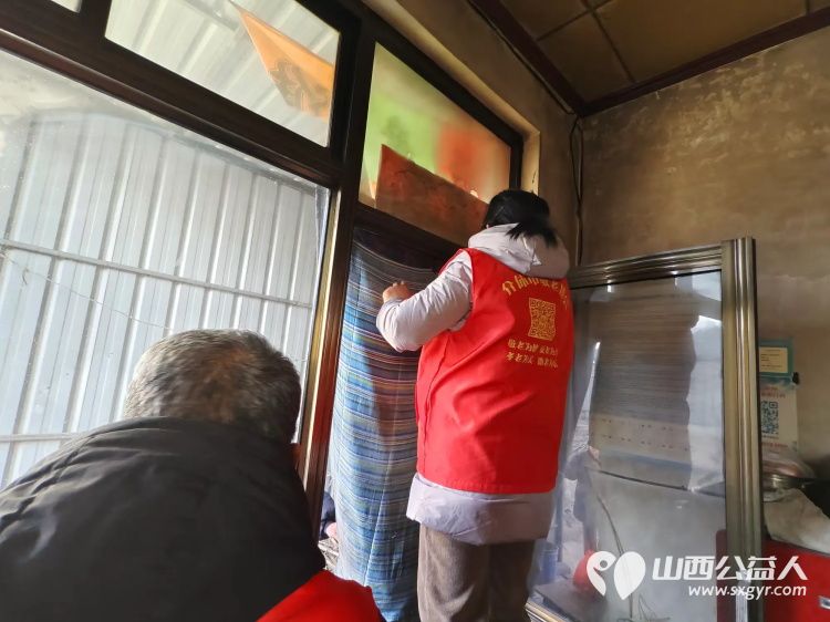 介休市义安镇白家堡村特困老人83岁傅万善家中介休市敬老协会志愿者正在为老人擦玻璃打扫卫生包饺子 - 第3张 - 山西公益人 介休市义安镇白家堡村特困老人83岁傅万善家中介休市敬老协会志愿者正在为老人擦玻璃打扫卫生包饺子 - 第3张