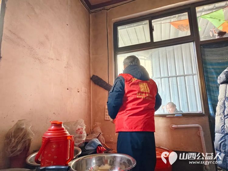 介休市义安镇白家堡村特困老人83岁傅万善家中介休市敬老协会志愿者正在为老人擦玻璃打扫卫生包饺子 - 第12张 - 山西公益人 介休市义安镇白家堡村特困老人83岁傅万善家中介休市敬老协会志愿者正在为老人擦玻璃打扫卫生包饺子 - 第12张