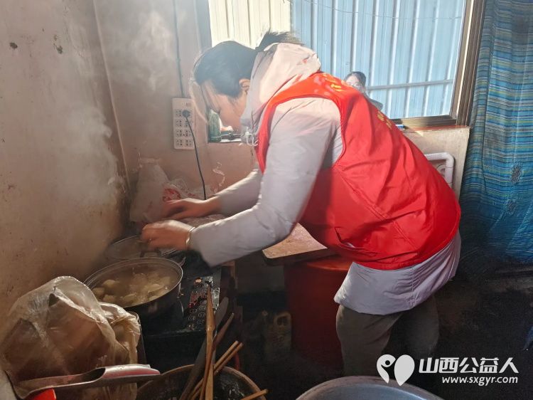 介休市义安镇白家堡村特困老人83岁傅万善家中介休市敬老协会志愿者正在为老人擦玻璃打扫卫生包饺子 - 第6张 - 山西公益人 介休市义安镇白家堡村特困老人83岁傅万善家中介休市敬老协会志愿者正在为老人擦玻璃打扫卫生包饺子 - 第6张