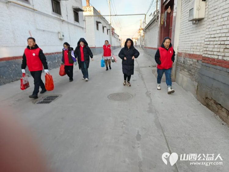 介休市义安镇白家堡村特困老人83岁傅万善家中介休市敬老协会志愿者正在为老人擦玻璃打扫卫生包饺子 - 第15张 - 山西公益人 介休市义安镇白家堡村特困老人83岁傅万善家中介休市敬老协会志愿者正在为老人擦玻璃打扫卫生包饺子 - 第15张