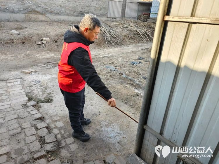 介休市义安镇白家堡村特困老人83岁傅万善家中介休市敬老协会志愿者正在为老人擦玻璃打扫卫生包饺子 - 第13张 - 山西公益人 介休市义安镇白家堡村特困老人83岁傅万善家中介休市敬老协会志愿者正在为老人擦玻璃打扫卫生包饺子 - 第13张