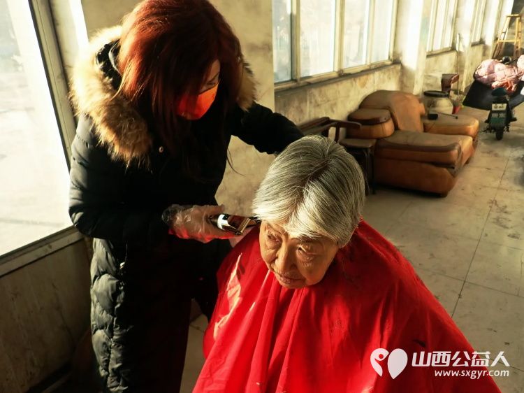 介休市敬老协会敬老爱老助老行动2024年12月21日走进义安镇孟村在村委为老人爱心义剪 - 第8张 - 山西公益人 介休市敬老协会敬老爱老助老行动2024年12月21日走进义安镇孟村在村委为老人爱心义剪 - 第8张