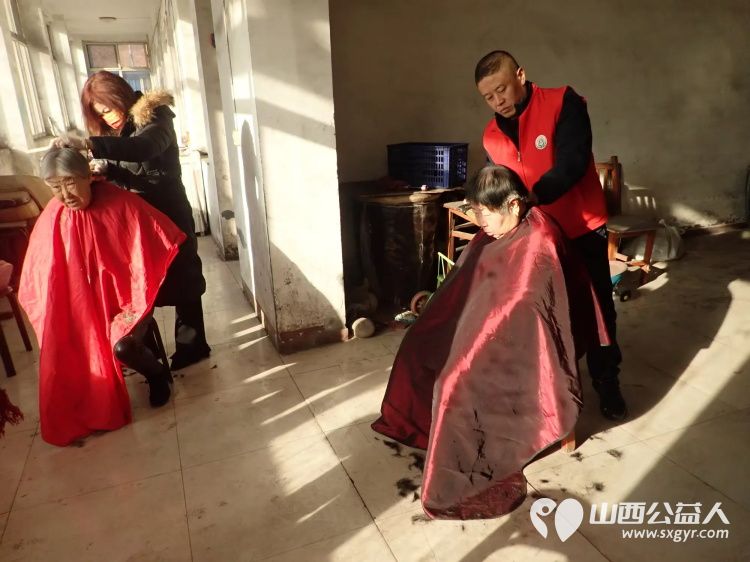 介休市敬老协会敬老爱老助老行动2024年12月21日走进义安镇孟村在村委为老人爱心义剪 - 第13张 - 山西公益人 介休市敬老协会敬老爱老助老行动2024年12月21日走进义安镇孟村在村委为老人爱心义剪 - 第13张