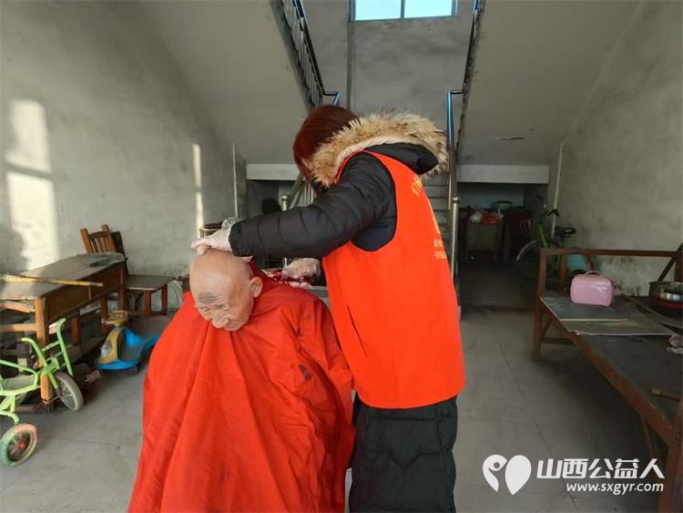 介休市敬老协会敬老爱老助老行动2024年12月21日走进义安镇孟村在村委为老人爱心义剪 - 第11张 - 山西公益人 介休市敬老协会敬老爱老助老行动2024年12月21日走进义安镇孟村在村委为老人爱心义剪 - 第11张