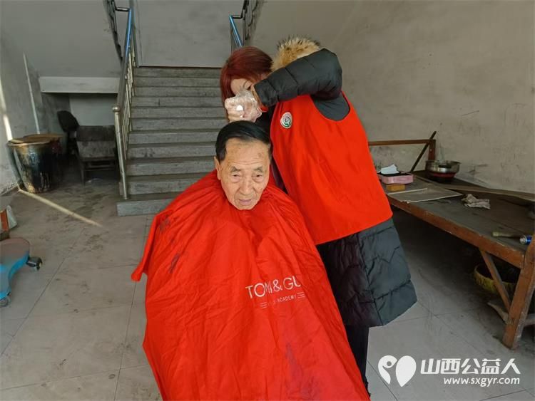 介休市敬老协会敬老爱老助老行动2024年12月21日走进义安镇孟村在村委为老人爱心义剪 - 第9张 - 山西公益人 介休市敬老协会敬老爱老助老行动2024年12月21日走进义安镇孟村在村委为老人爱心义剪 - 第9张
