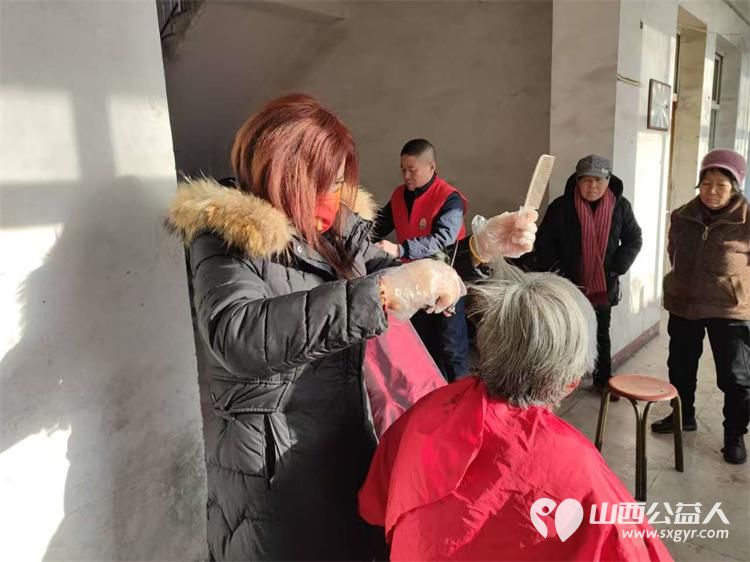 介休市敬老协会敬老爱老助老行动2024年12月21日走进义安镇孟村在村委为老人爱心义剪 - 第10张 - 山西公益人 介休市敬老协会敬老爱老助老行动2024年12月21日走进义安镇孟村在村委为老人爱心义剪 - 第10张
