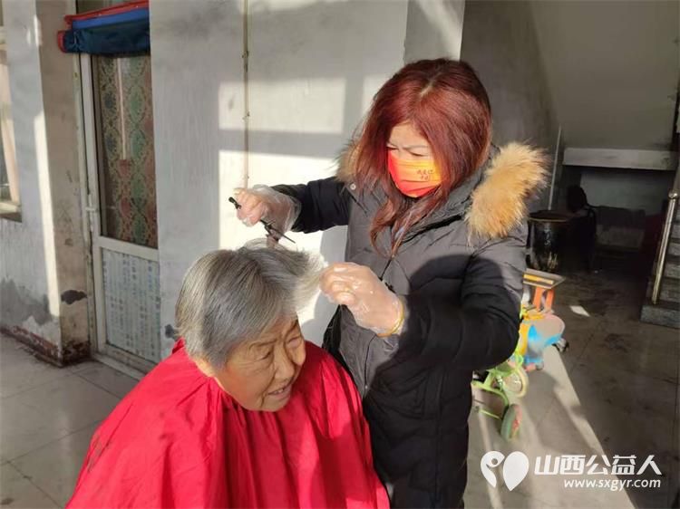 介休市敬老协会敬老爱老助老行动2024年12月21日走进义安镇孟村在村委为老人爱心义剪 - 第1张 - 山西公益人 介休市敬老协会敬老爱老助老行动2024年12月21日走进义安镇孟村在村委为老人爱心义剪 - 第1张