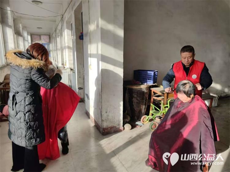 介休市敬老协会敬老爱老助老行动2024年12月21日走进义安镇孟村在村委为老人爱心义剪 - 第12张 - 山西公益人 介休市敬老协会敬老爱老助老行动2024年12月21日走进义安镇孟村在村委为老人爱心义剪 - 第12张