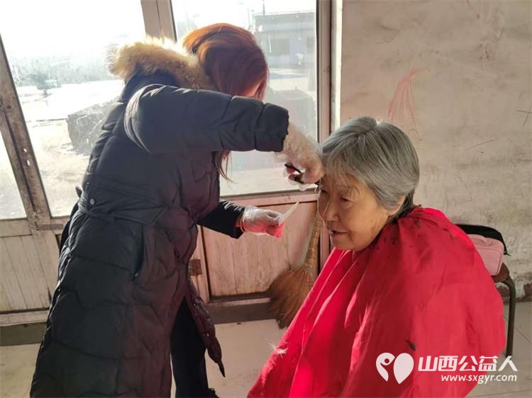 介休市敬老协会敬老爱老助老行动2024年12月21日走进义安镇孟村在村委为老人爱心义剪 - 第6张 - 山西公益人 介休市敬老协会敬老爱老助老行动2024年12月21日走进义安镇孟村在村委为老人爱心义剪 - 第6张