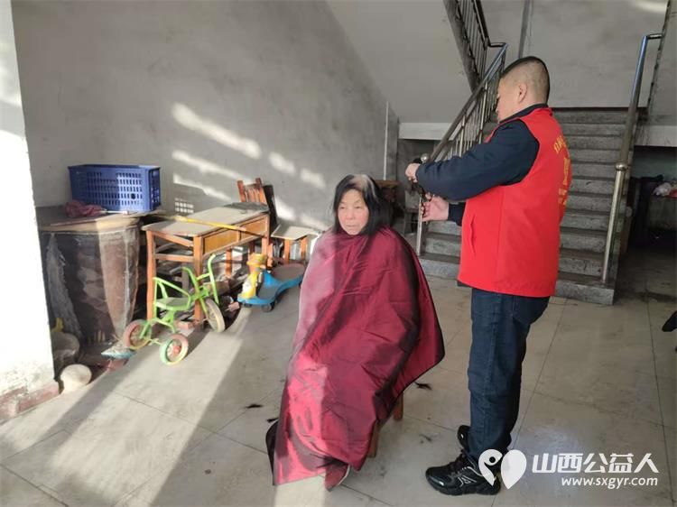 介休市敬老协会敬老爱老助老行动2024年12月21日走进义安镇孟村在村委为老人爱心义剪 - 第7张 - 山西公益人 介休市敬老协会敬老爱老助老行动2024年12月21日走进义安镇孟村在村委为老人爱心义剪 - 第7张