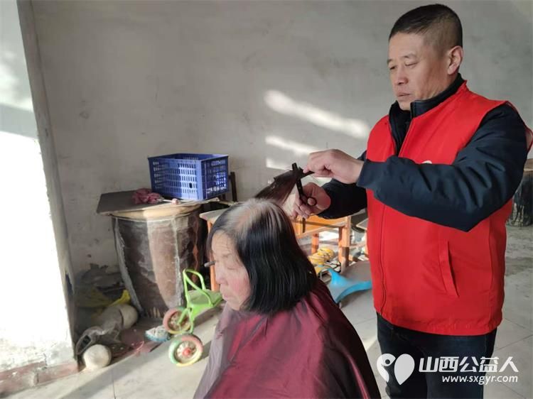 介休市敬老协会敬老爱老助老行动2024年12月21日走进义安镇孟村在村委为老人爱心义剪 - 第3张 - 山西公益人 介休市敬老协会敬老爱老助老行动2024年12月21日走进义安镇孟村在村委为老人爱心义剪 - 第3张