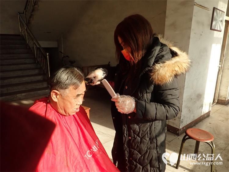 介休市敬老协会敬老爱老助老行动2024年12月21日走进义安镇孟村在村委为老人爱心义剪 - 第5张 - 山西公益人 介休市敬老协会敬老爱老助老行动2024年12月21日走进义安镇孟村在村委为老人爱心义剪 - 第5张