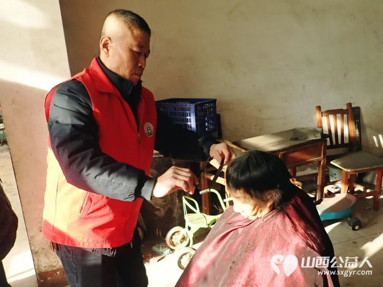 介休市敬老协会敬老爱老助老行动2024年12月21日走进义安镇孟村在村委为老人爱心义剪 - 第2张 - 山西公益人 介休市敬老协会敬老爱老助老行动2024年12月21日走进义安镇孟村在村委为老人爱心义剪 - 第2张