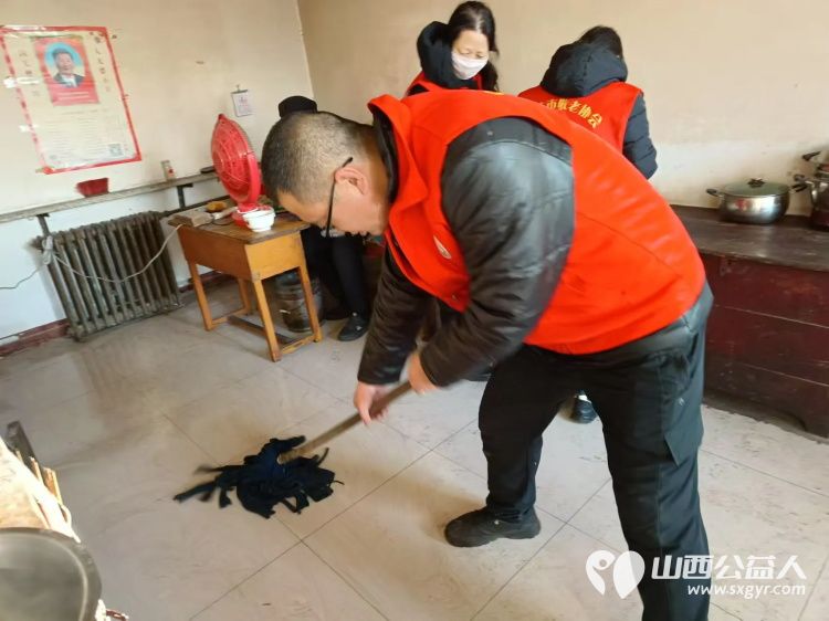 介休市敬老协会敬老爱老助老行动走进义安镇孟村为居住在村委的85岁特困陈有功老人打扫卫生、包饺子 - 第8张 - 山西公益人 介休市敬老协会敬老爱老助老行动走进义安镇孟村为居住在村委的85岁特困陈有功老人打扫卫生、包饺子 - 第8张