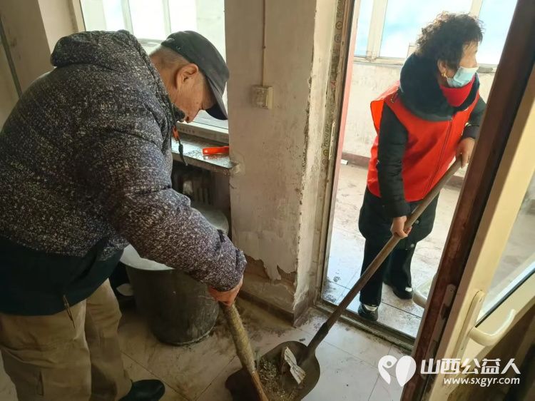 介休市敬老协会敬老爱老助老行动走进义安镇孟村为居住在村委的85岁特困陈有功老人打扫卫生、包饺子 - 第5张 - 山西公益人 介休市敬老协会敬老爱老助老行动走进义安镇孟村为居住在村委的85岁特困陈有功老人打扫卫生、包饺子 - 第5张